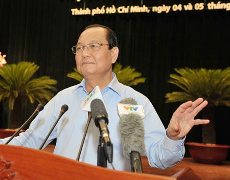 HCMC Party Committee Secretary Le Thanh Hai delivers a speech to conclude the 18th party session (Photo: SGGP)